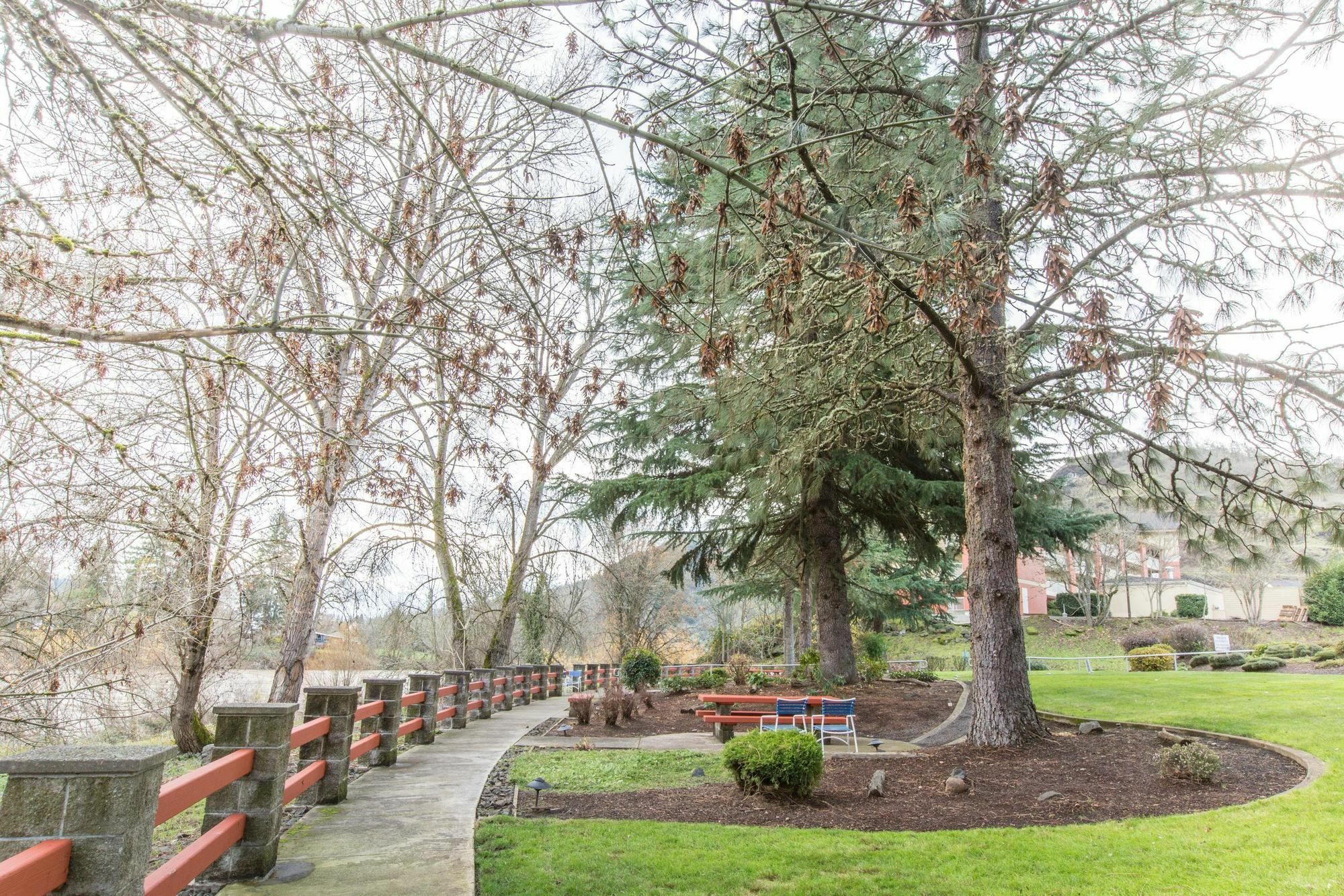 Riverfront Inn Roseburg Exterior foto